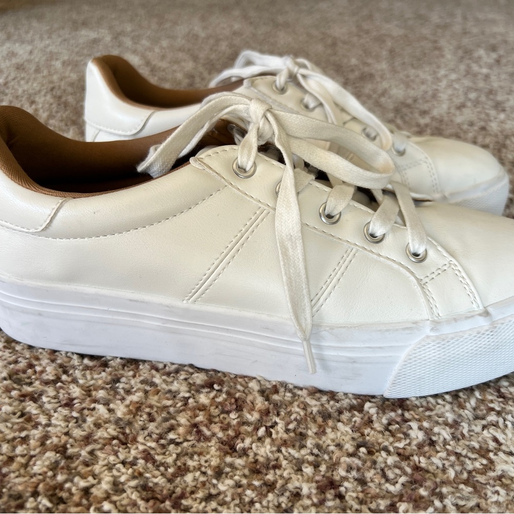 Dolce Vita White Sneakers with Minimalist Design and Rubber Sole